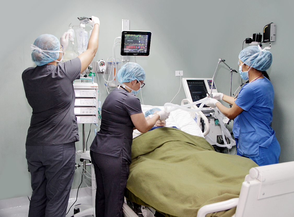 Profesionales de la clínica en la unidad de cuidados intensivos